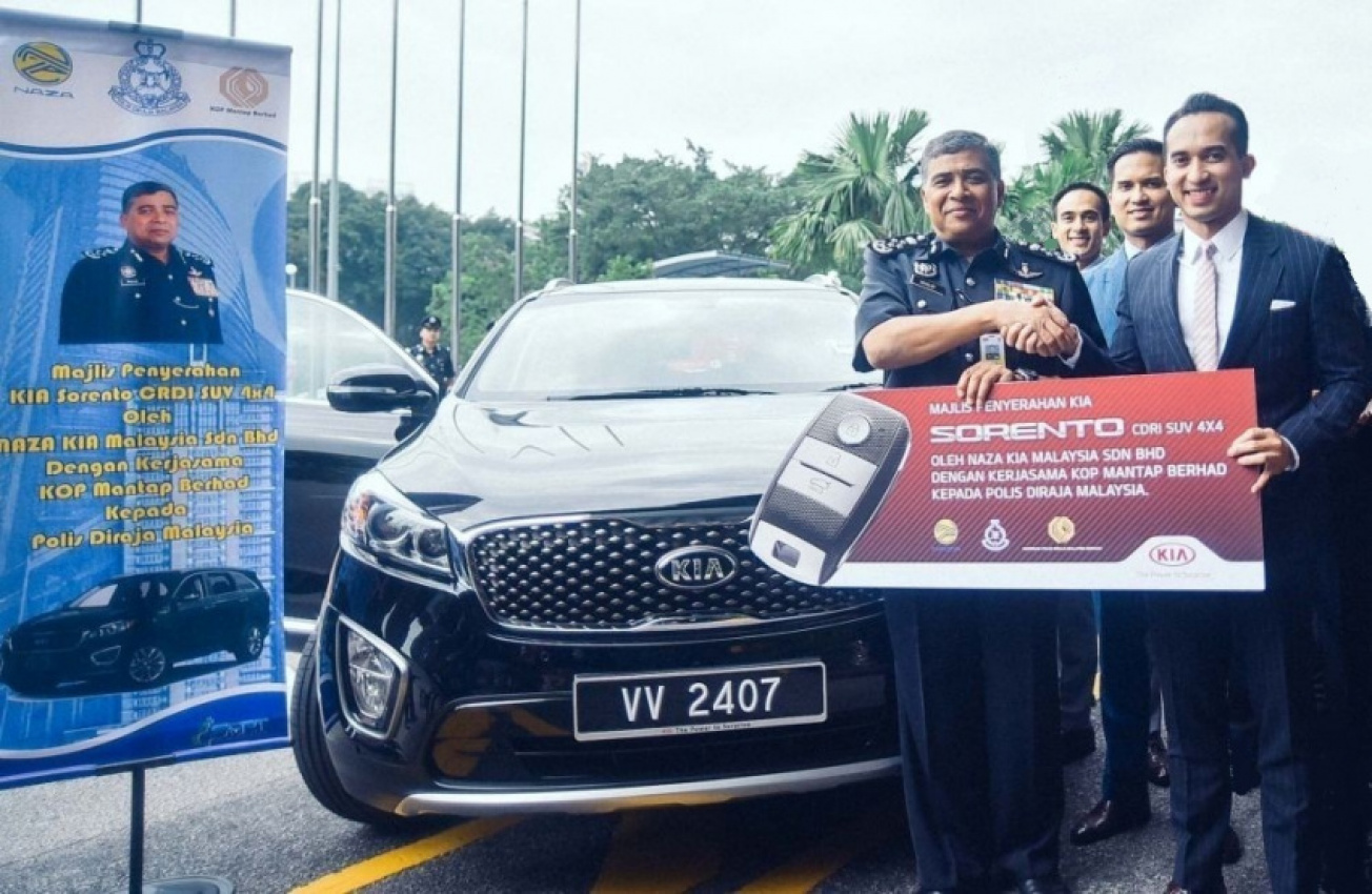 autos, cars, kia, autos kia sorento, naza kia malaysia gives sorento to police