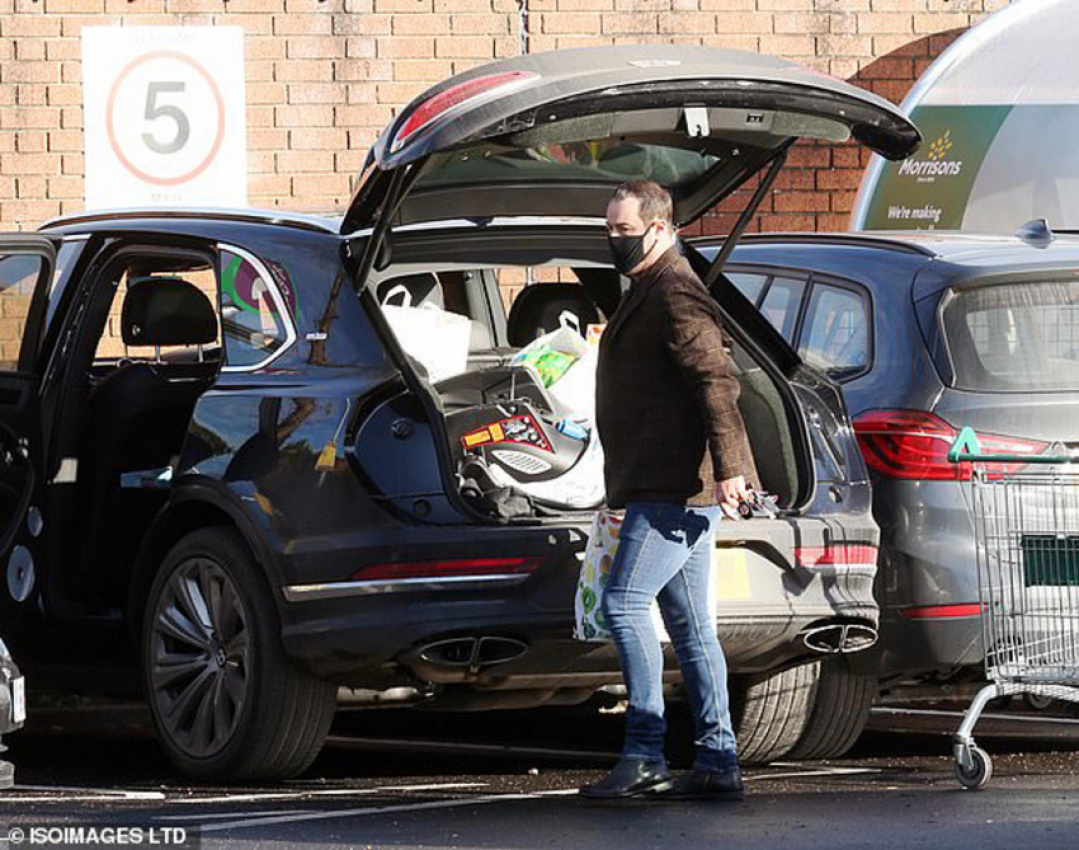 autos, bentley, cars, danny dyer waits around after shopper parks too close to his bentley