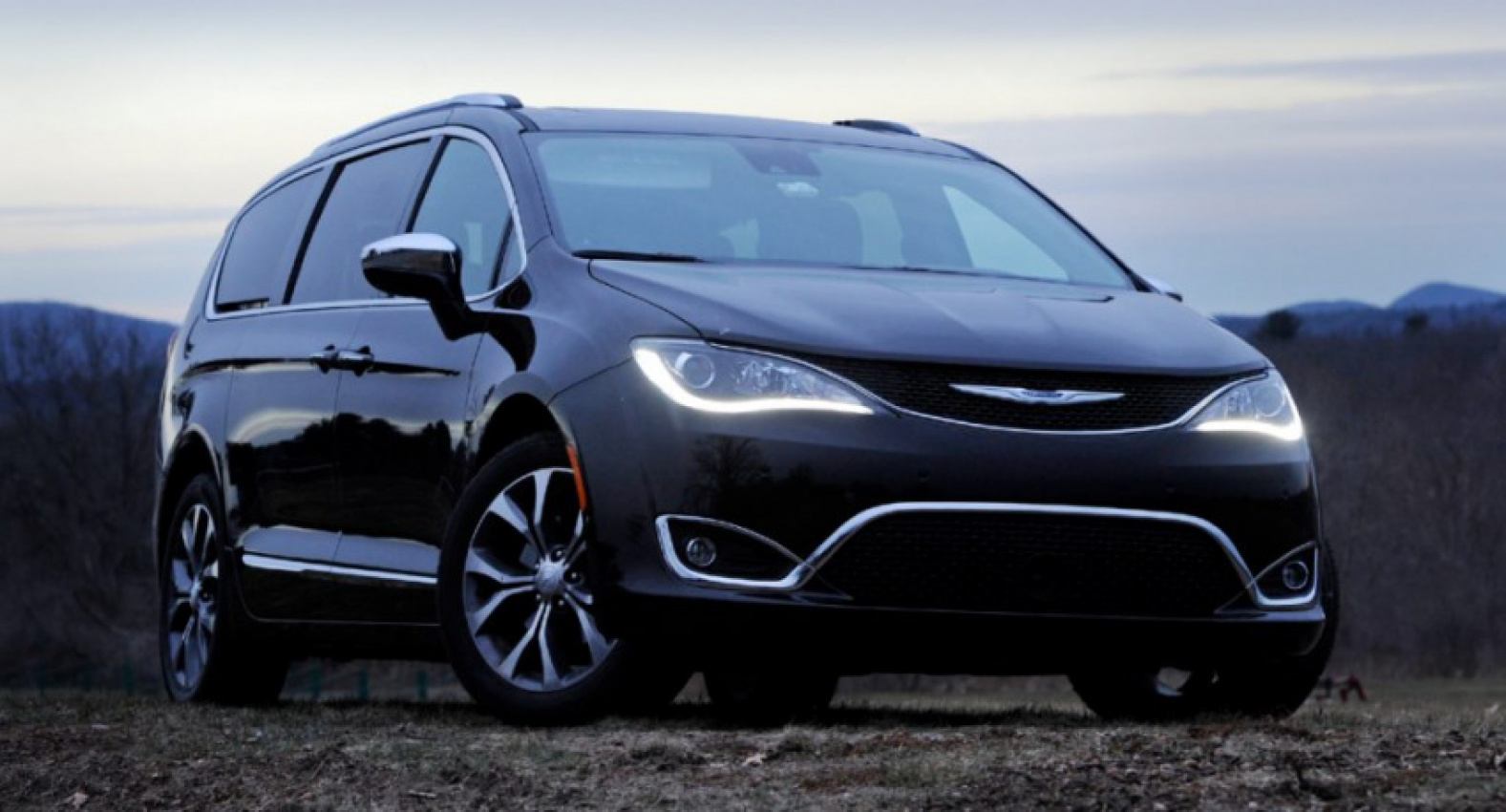 autos, cars, chrysler, minivan, pacifica, which 2022 chrysler pacifica trim should you buy?
