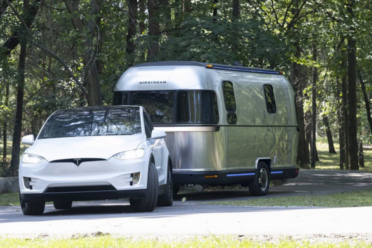autos, cars, news, rivian, airstream, electric vehicles, rivian r1t, towing, airstream’s self-propelled trailer concept will help soothe your rivian range anxiety