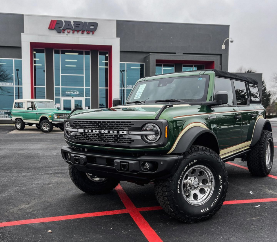 autos, cars, ford, news, ford bronco, ford videos, tuning, video, this retro flavored 2021 ford bronco badlands build looks fantastic