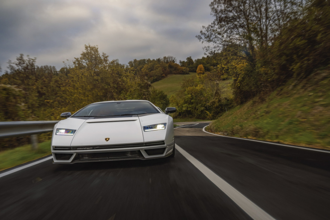 autos, cars, lamborghini, news, galleries, lamborghini countach, lamborghini videos, video, the lamborghini countach lpi 800-4 does look better on the road (video + gallery)