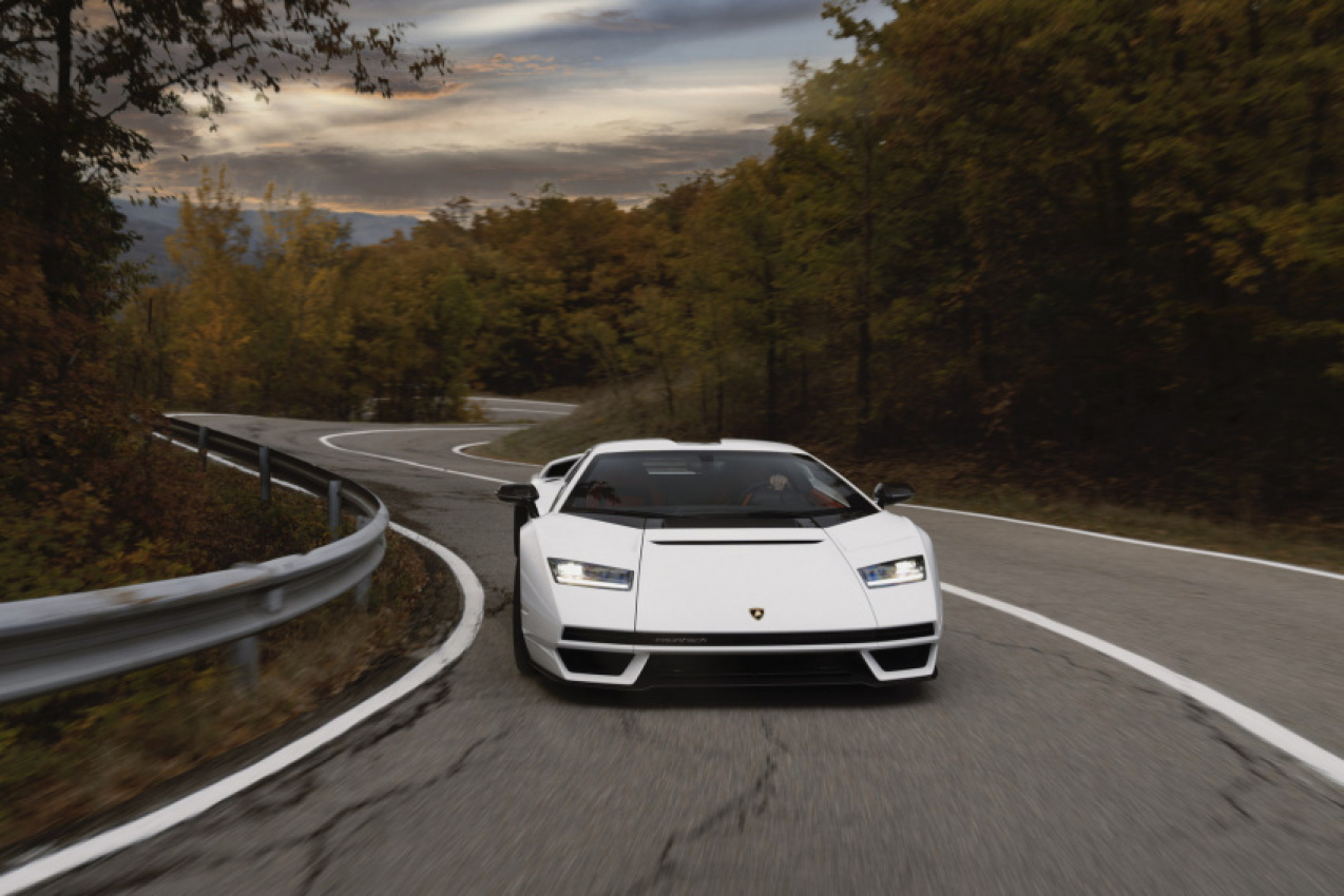 autos, cars, lamborghini, news, galleries, lamborghini countach, lamborghini videos, video, the lamborghini countach lpi 800-4 does look better on the road (video + gallery)