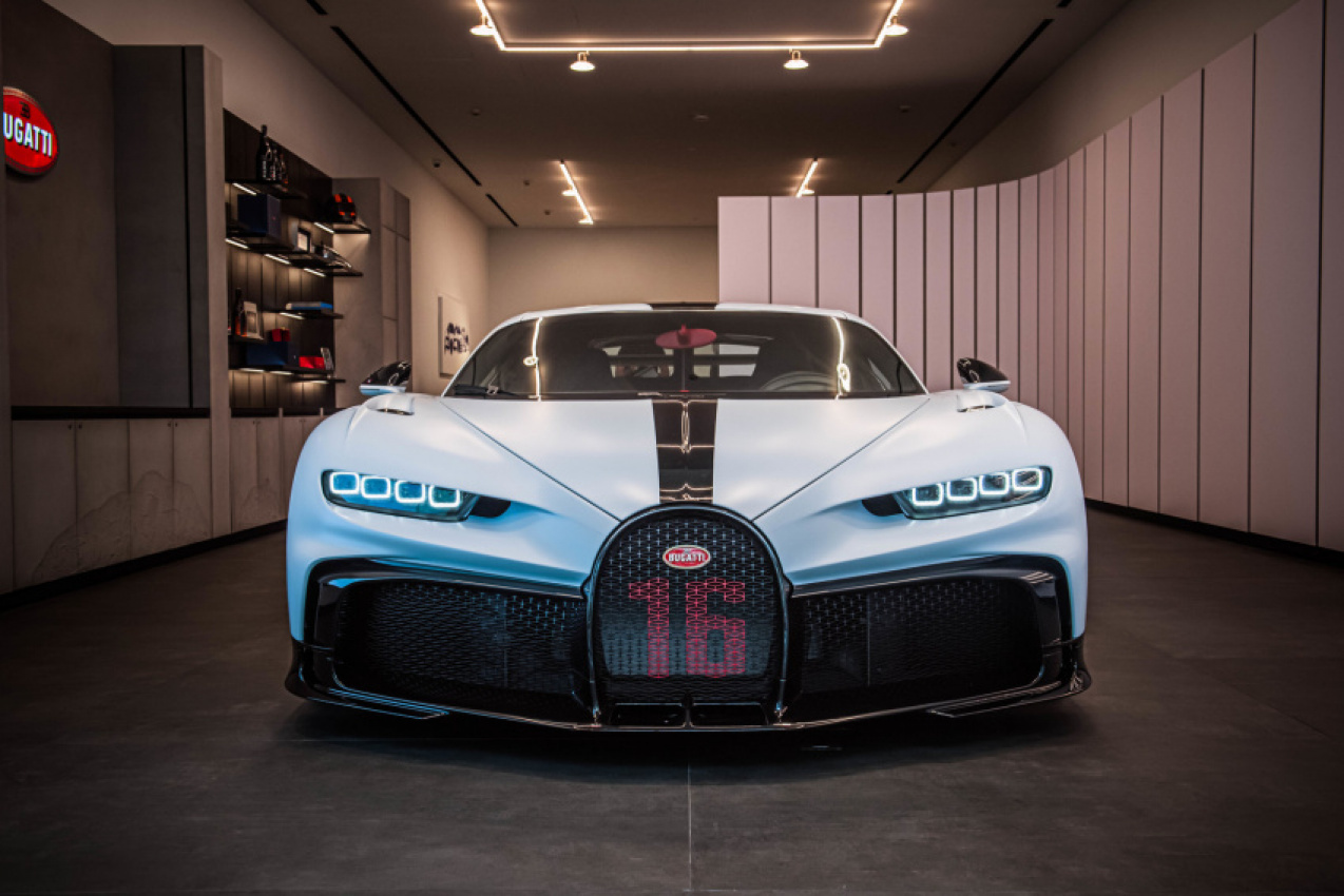 autos, bugatti, cars, bugatti chiron, motorist takes a closer look at the s$4.94 million bugatti chiron pur sport
