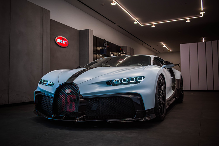 autos, bugatti, cars, bugatti chiron, motorist takes a closer look at the s$4.94 million bugatti chiron pur sport