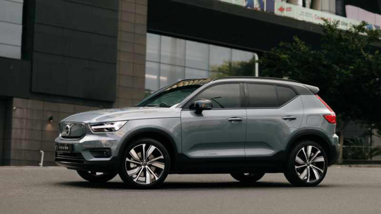 autos, cars, volvo, volvo xc40, sa’s latest electric car is here: volvo xc40 p8 recharge hits the streets