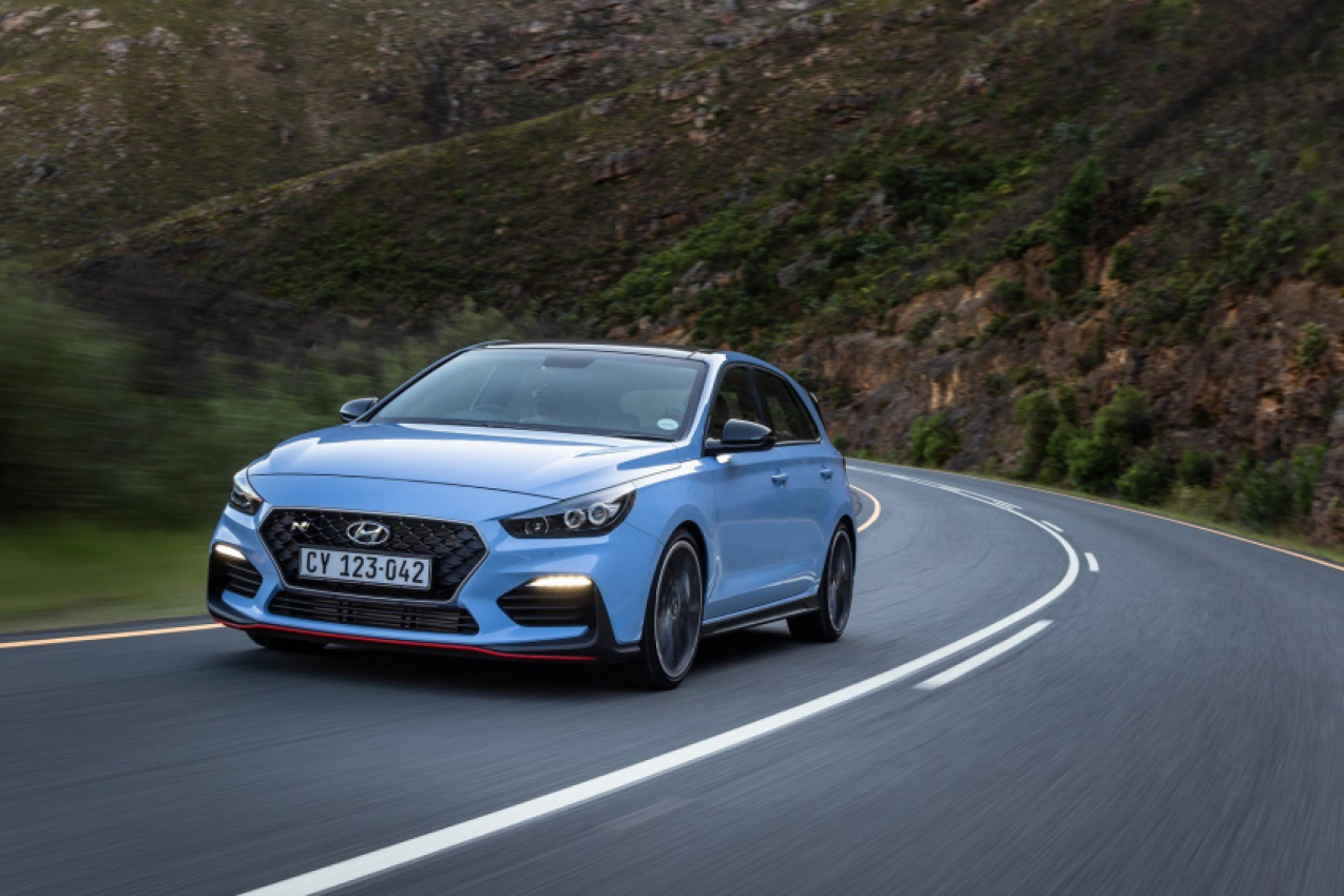 autos, cars, features, ford focus rs, hyundai i30n, renault megane r.s. 300 trophy, suzuki swift sport, vw golf gti, hot hatches under r700,000 – ultimate bang for your buck