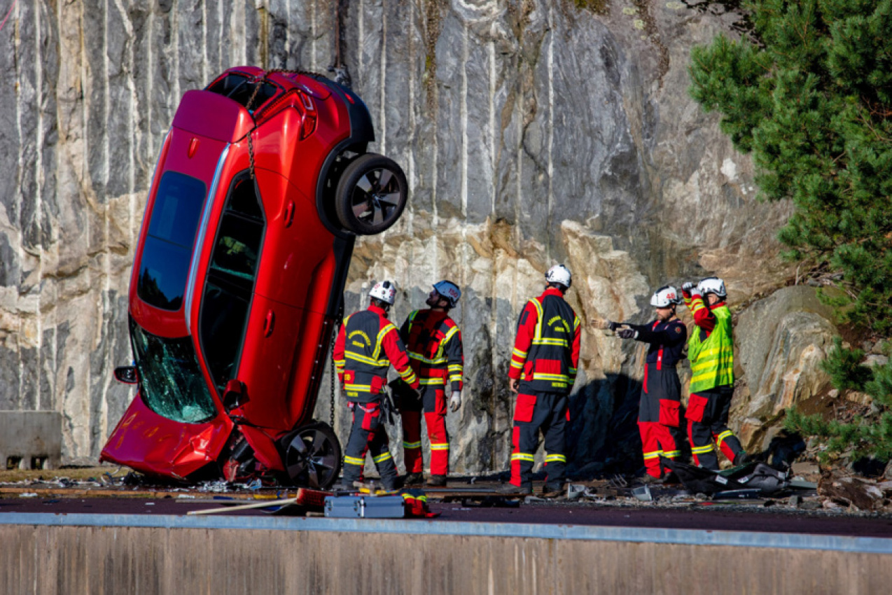 autos, cars, features, volvo, watch – videos and photos of volvos being dropped from 30 metres