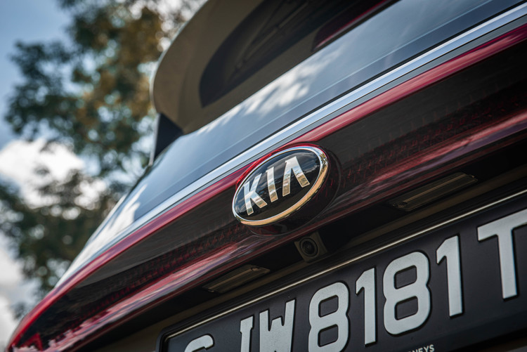autos, cars, kia, reviews, android, android, mreview: kia carnival - the gentle goliath