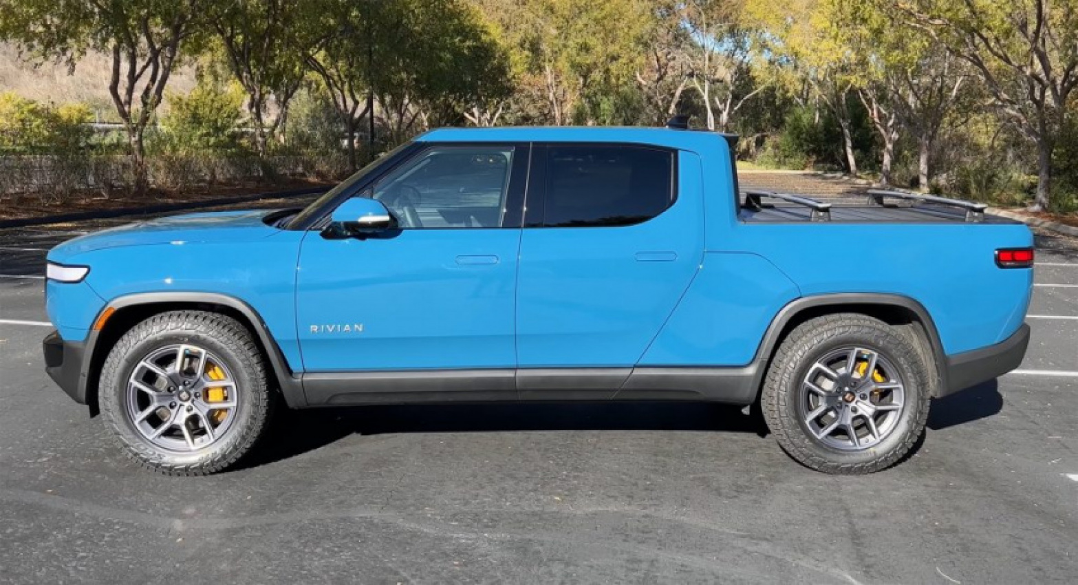 autos, news, rivian, the all-electric rivian r1t is a game changer for the pickup truck market