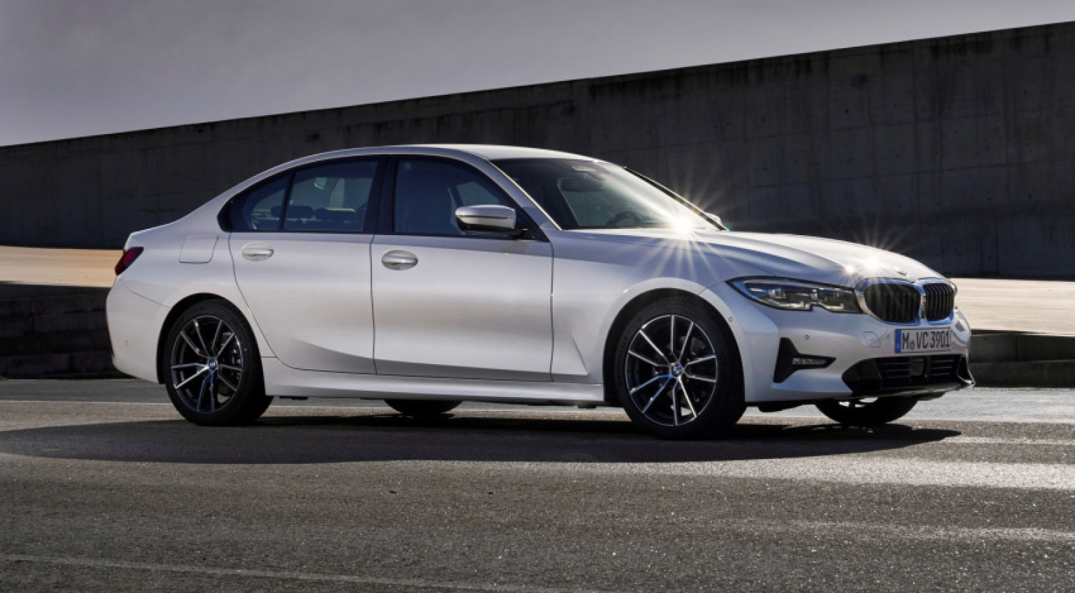 autos, bmw, cars, features, bmw 3 series, bmw 318i, bmw m340i xdrive, r700,000 vs r1,100,000 – big difference in the bmw 3 series range