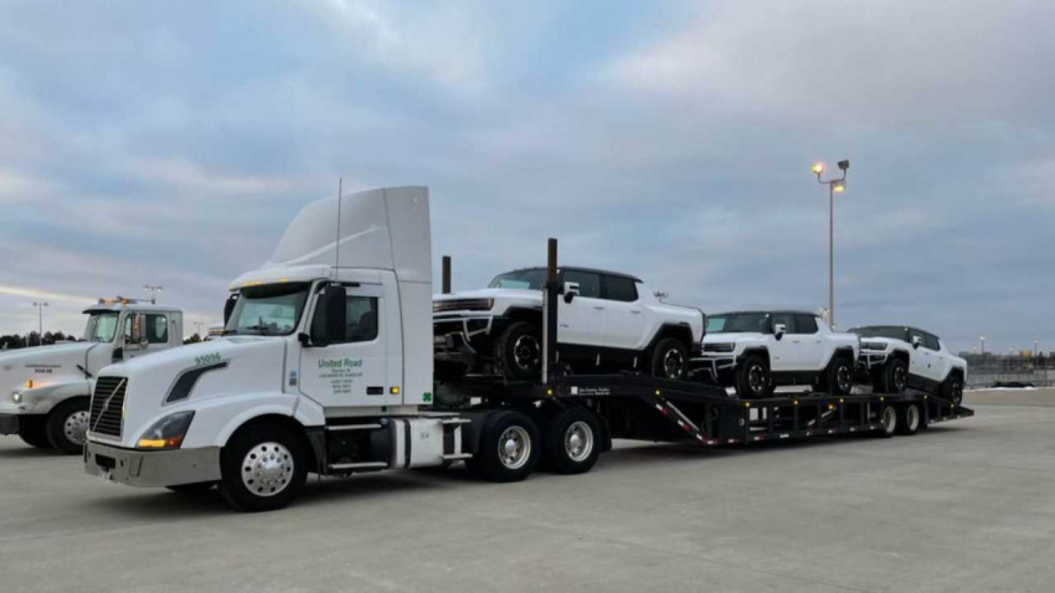 autos, cars, evs, gmc, hummer, three gmc hummer evs spotted being delivered to dealers