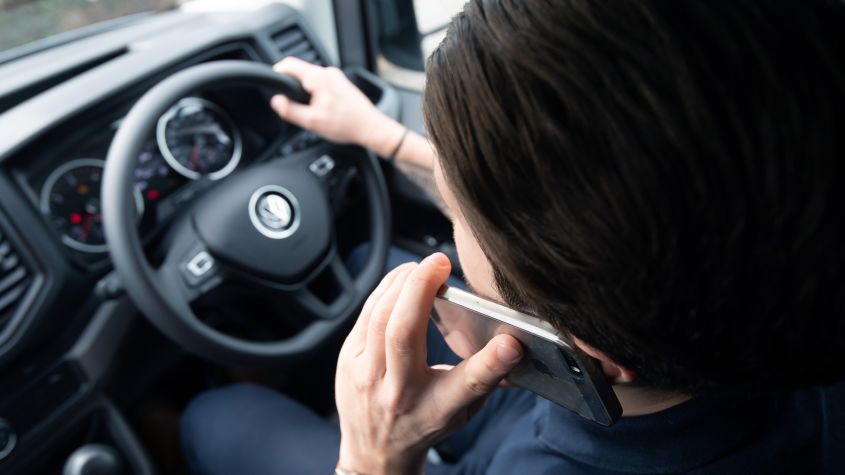 advice, autos, cars, consumer, owning a car, mobile phones in cars: the uk law on using phones and sat-navs when driving