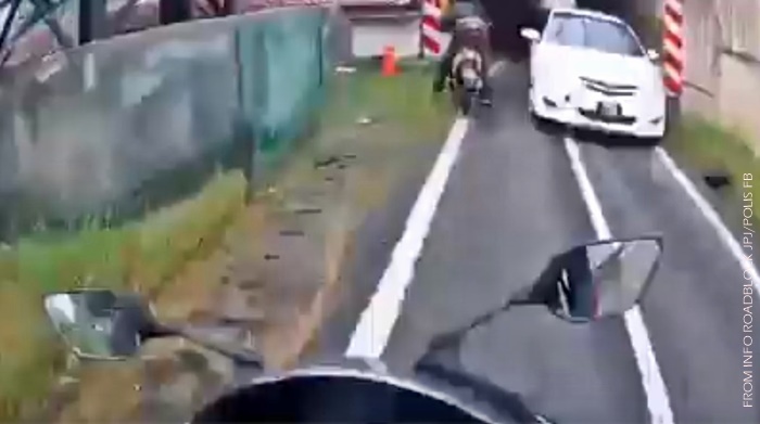 autos, cars, accident, motorcycle lane, another car on motorcycle lane – and causes a motorcyclist to have an accident!