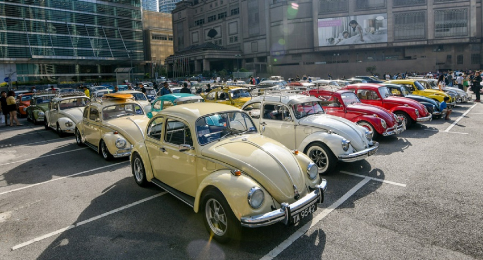 autos, cars, an iconic gathering, farewell event, putrajaya, volkswagen, volkswagen passenger cars malaysia, ‘an iconic gathering’ of vw beetles at putrajaya