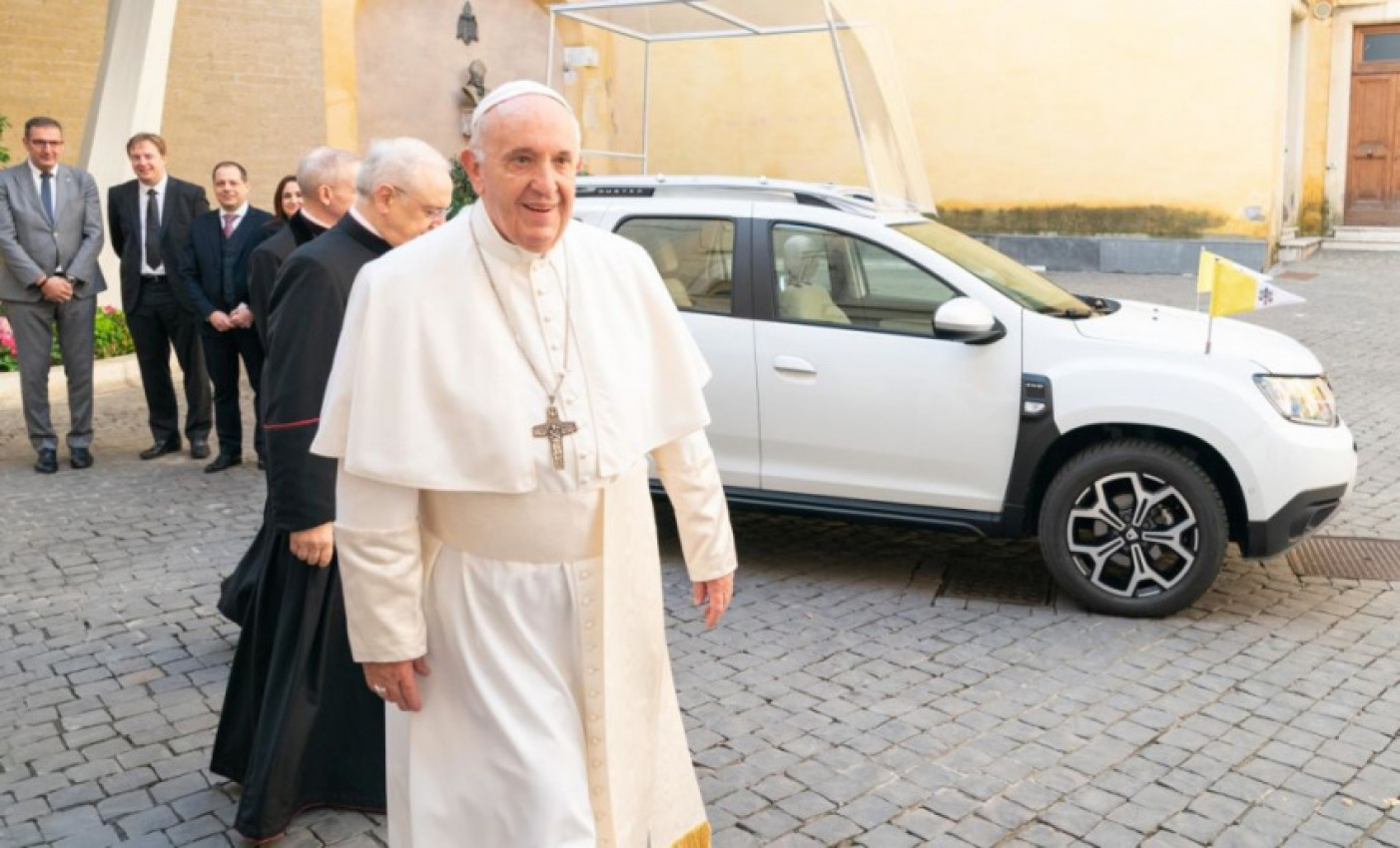 autos, cars, renault, autos renault, renault gifts pope a dacia duster suv