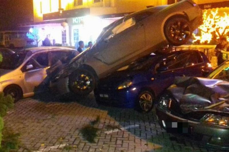 autos, cars, nissan, autos news, singaporean's folly sends his nissan gt-r smashing into four cars