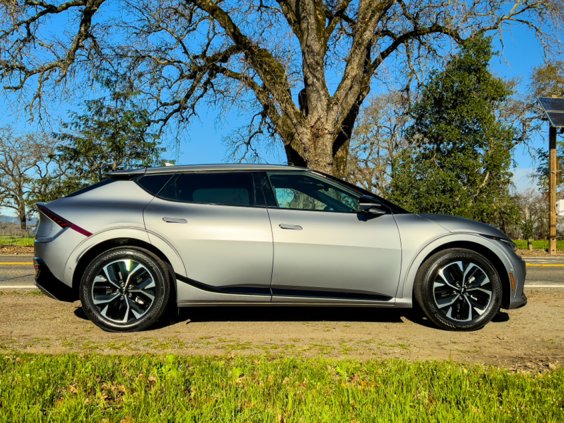 cars, kia, kia’s new ev6 electric crossover goes straight to the head of the pack