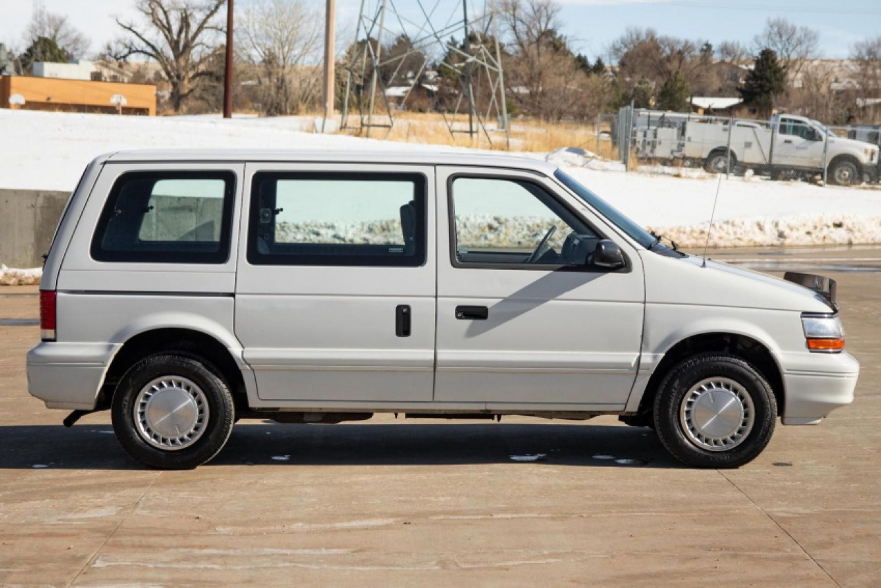 autos, cars, news, plymouth, auction, chrysler videos, chrysler voyager, classics, 1994 plymouth voyager with a manual transmission is a weirdly appealing family classic