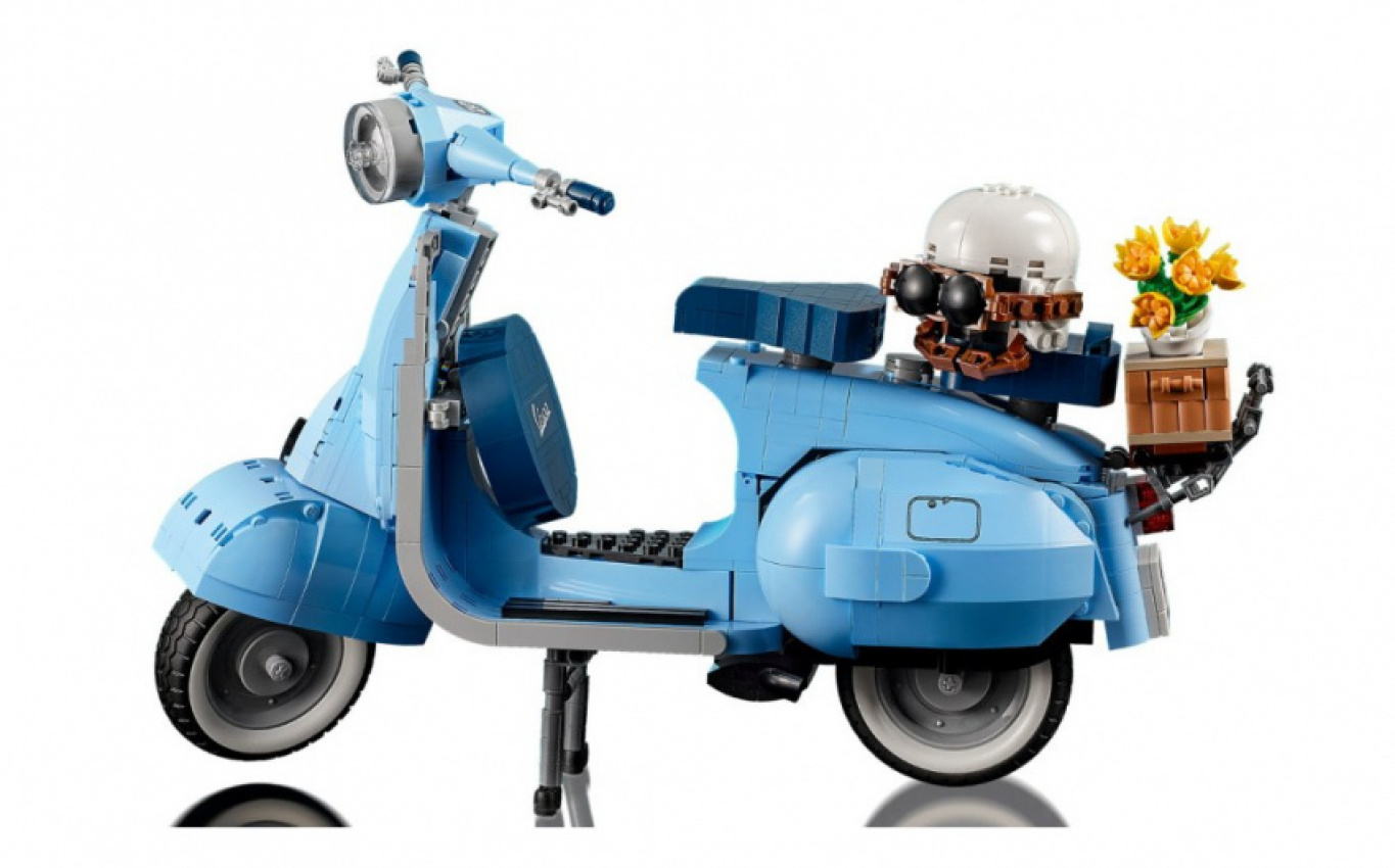 autos, cars, news, piaggio, lego, toys, vespa, say ciao to lego's new 1,106-piece vespa scooter set
