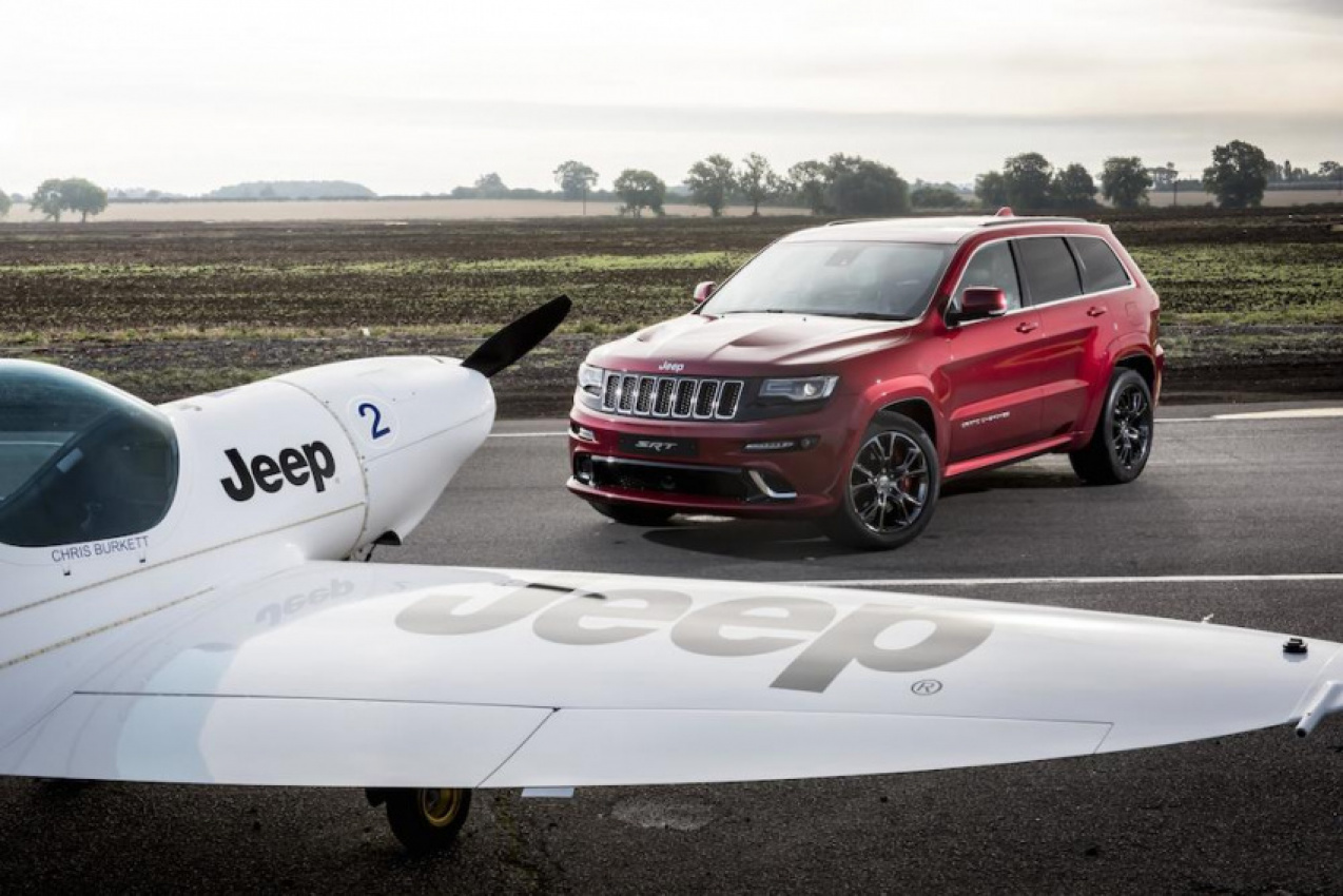 autos, cars, jeep, autos jeep, jeep 4x4 races a plane - video
