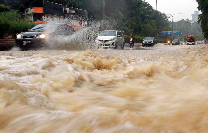 autos, cars, cars, driving in rain, floods, tips, stuck on a flooded road? 5 things you should do next