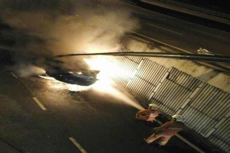 autos, cars, maserati, road accident, chinese national escapes blazing maserati on sprint highway