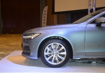 autos, cars, volvo, autos volvo, volvo s90, 2017 volvo s90 t5 sedan and v90 t5 estate: rm388,888 and rm393,888