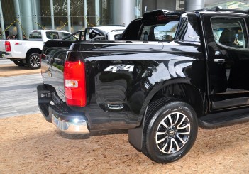 autos, cars, autos chevrolet, autos pickup, new chevy colorado 4x4 pickup truck rolls in