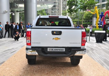 autos, cars, autos chevrolet, autos pickup, new chevy colorado 4x4 pickup truck rolls in