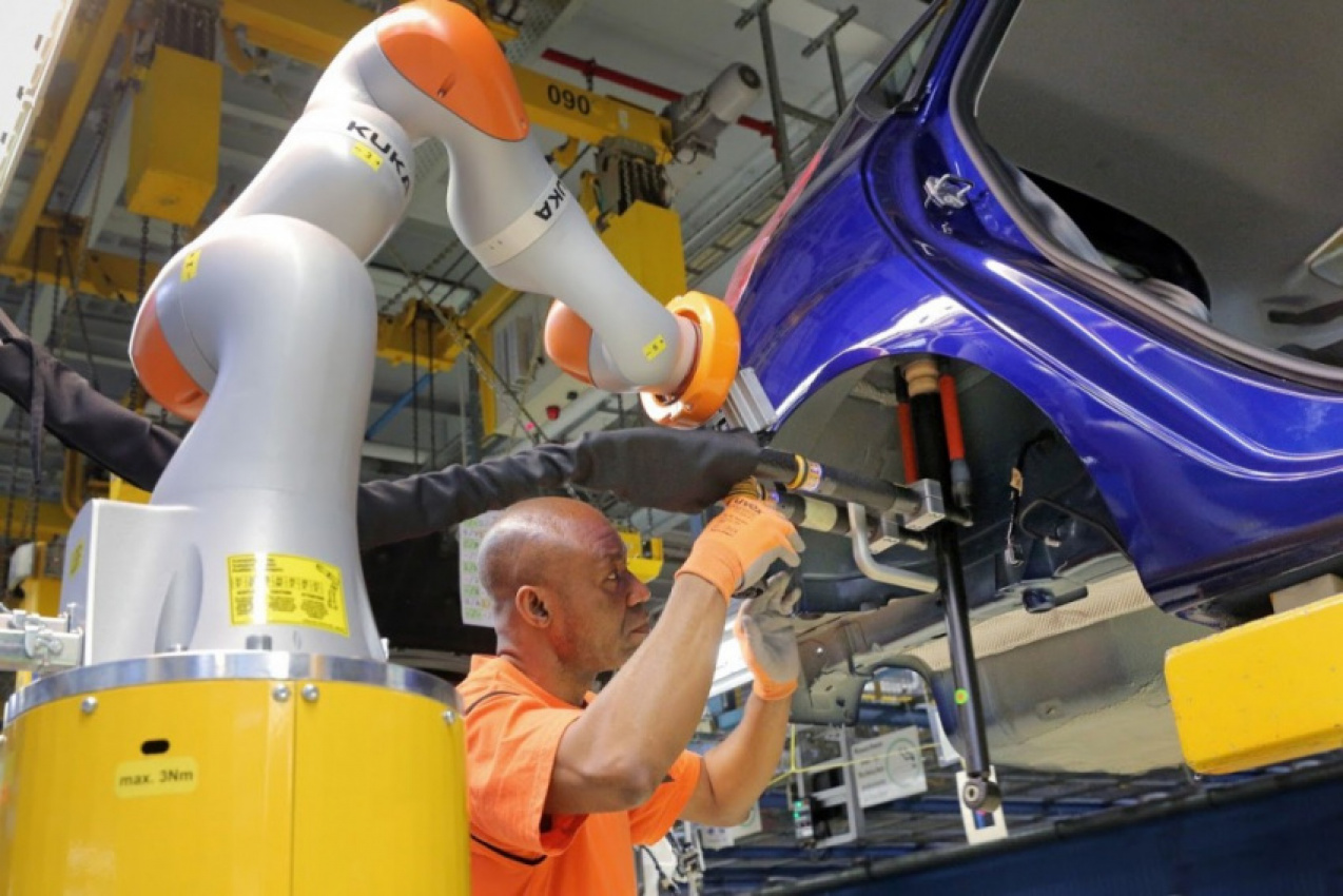 autos, cars, ford, autos ford, ford co-bots make car assembly easier and safer