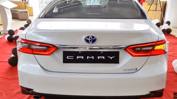 android, cars, reviews, toyota, camry, toyota camry, android, 2022 toyota camry hybrid arrives at dealer showroom – first look