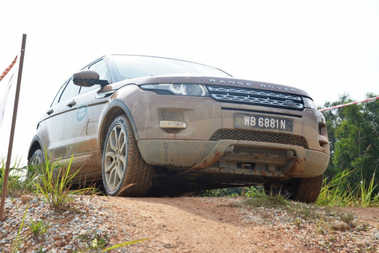 autos, cars, featured, land rover, discovery, evoque, jaguar, range rover, sport, land rovers bathe in mud for off-roading experience