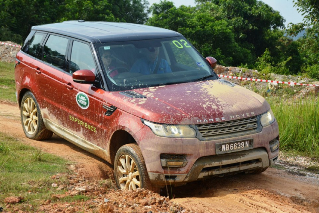 autos, cars, featured, land rover, discovery, evoque, jaguar, range rover, sport, land rovers bathe in mud for off-roading experience