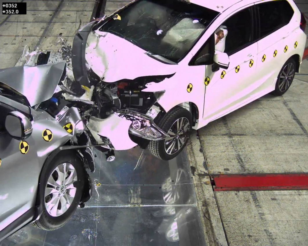 autos, cars, featured, honda, video: honda internal head-on crash test between cr-v and jazz