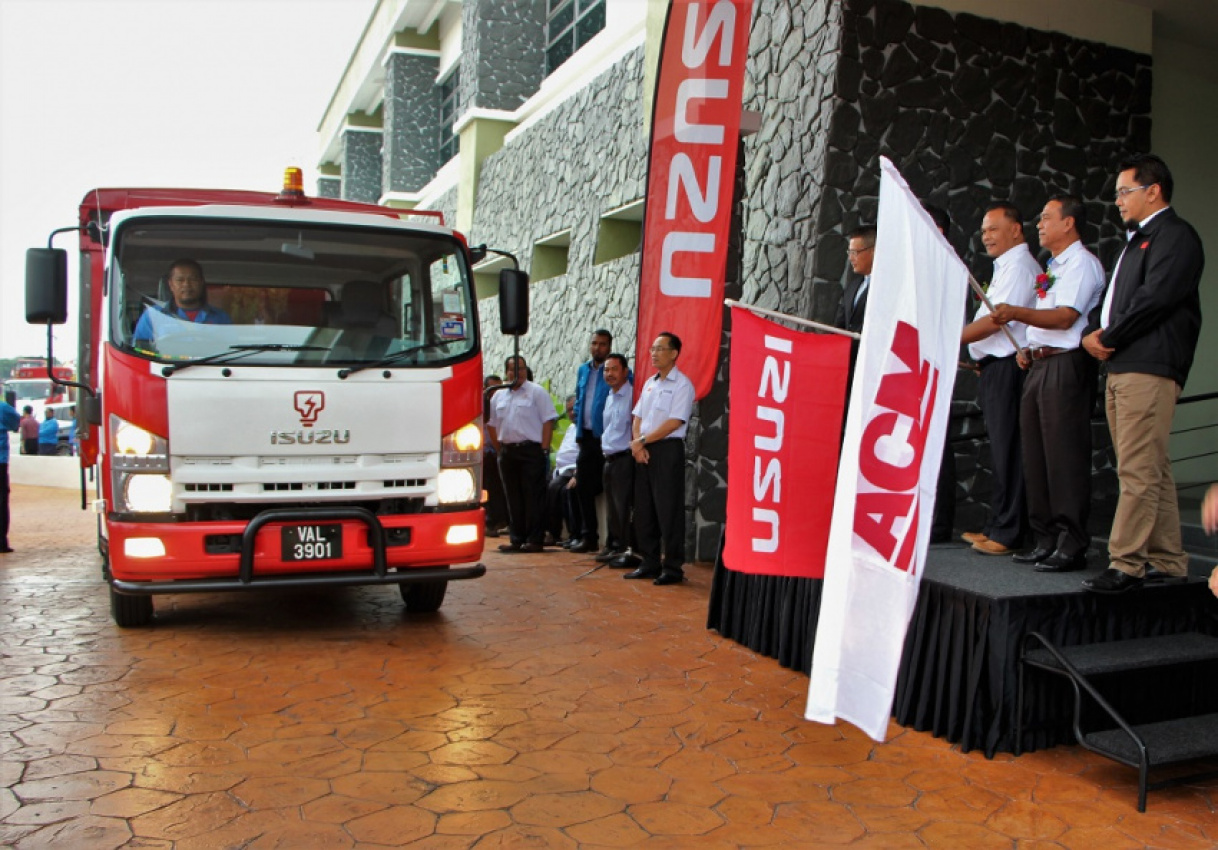 autos, cars, commercial vehicles, isuzu, isuzu malaysia delivers new elf npr light trucks to tenaga nasional bhd