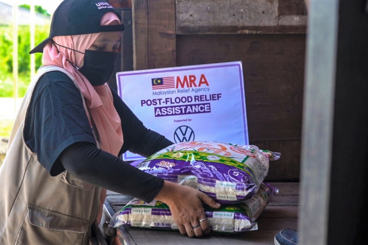 autos, car brands, cars, volkswagen, aftersales, corporate social responsibility, malaysia, malaysian relief agency, volkswagen passenger cars malaysia, volkswagen passenger cars malaysia and malaysian relief agency give aid for post-flood recovery