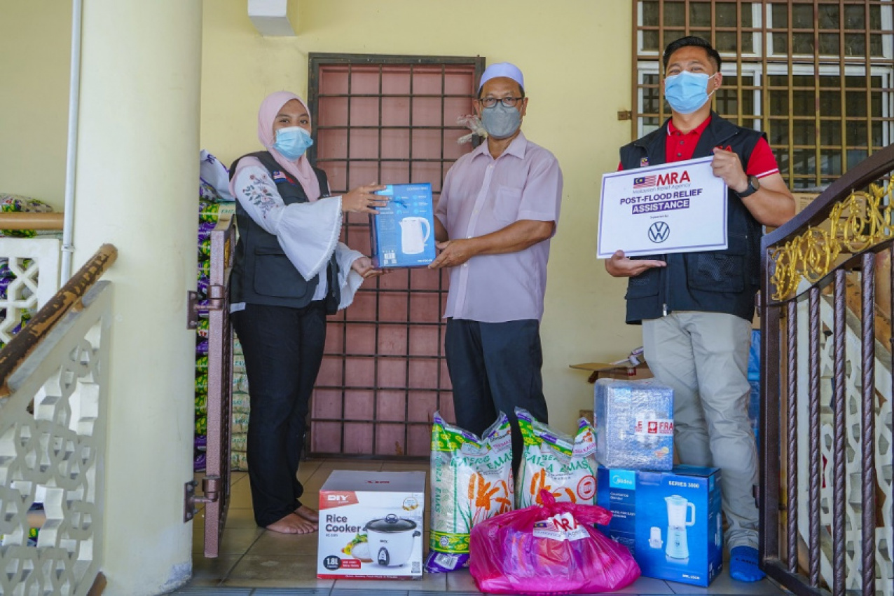 autos, car brands, cars, volkswagen, aftersales, corporate social responsibility, malaysia, malaysian relief agency, volkswagen passenger cars malaysia, volkswagen passenger cars malaysia and malaysian relief agency give aid for post-flood recovery