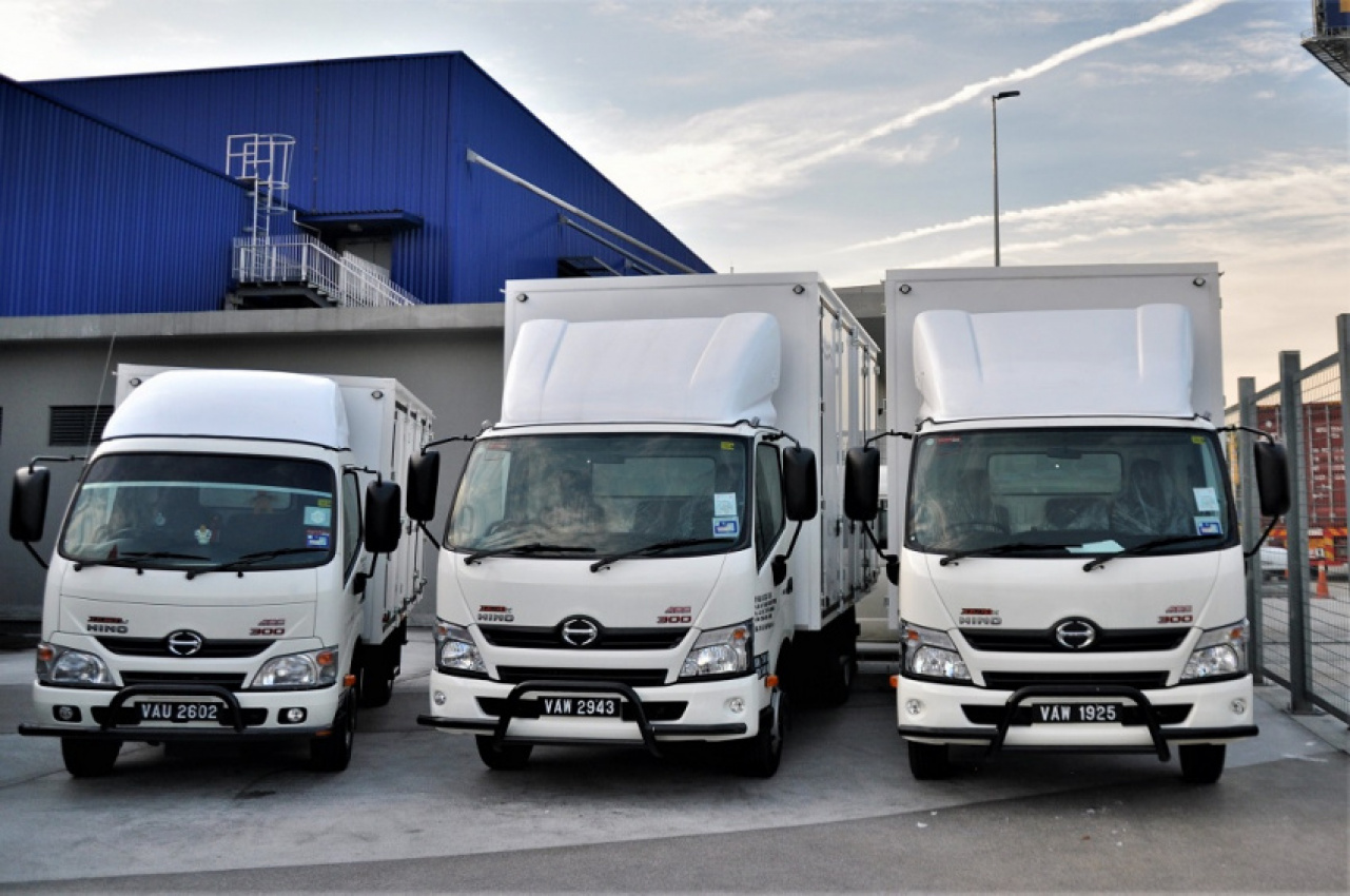 autos, cars, commercial vehicles, hino, hino malaysia hands over 15 trucks to delivery service company