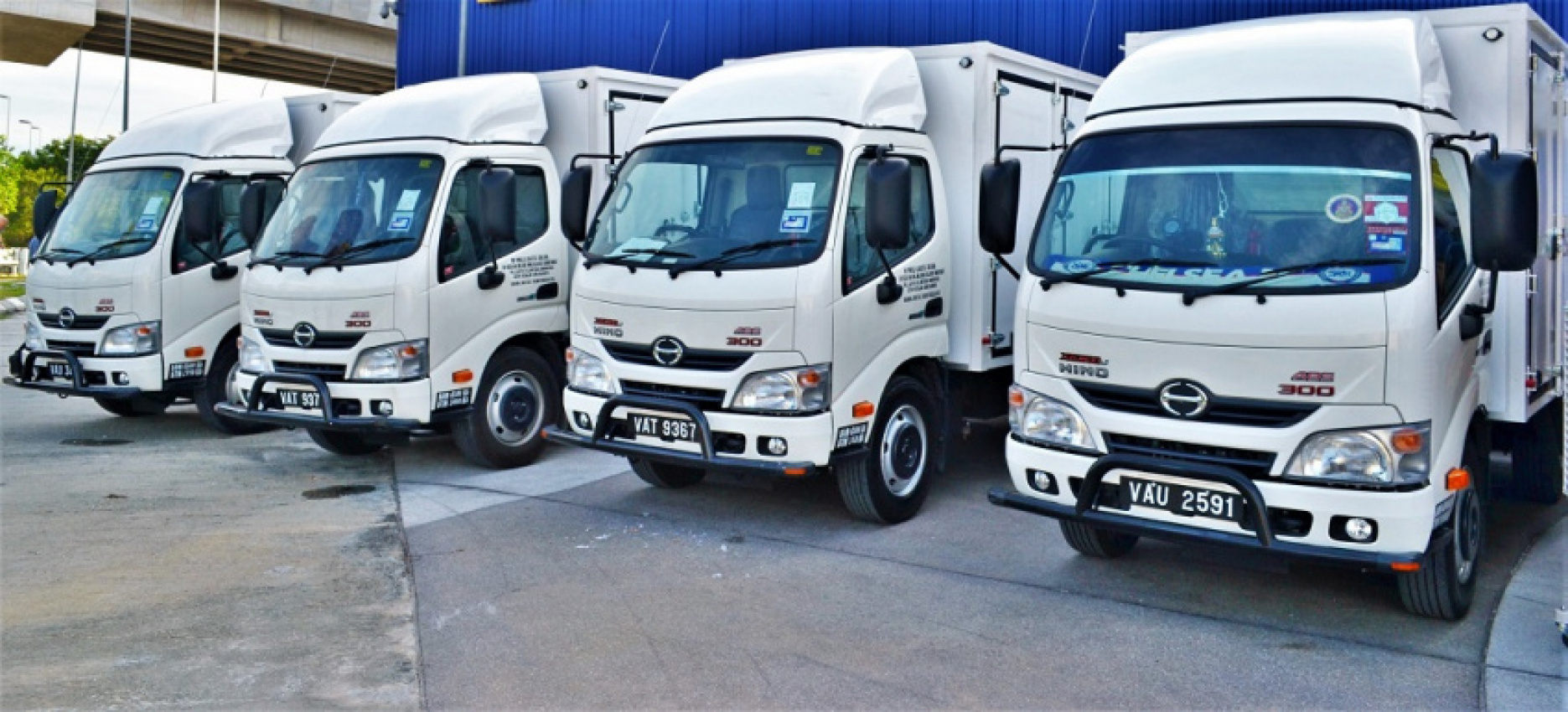 autos, cars, commercial vehicles, hino, hino malaysia hands over 15 trucks to delivery service company
