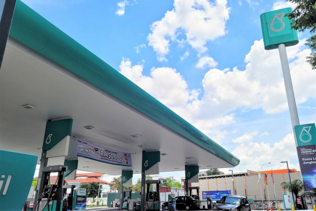 autos, car brands, cars, mercedes-benz, automotive, charging network, electric vehicles, ev connection sdn bhd, jomcharge, malaysia, mercedes, mercedes-benz malaysia, petronas dagangan berhad, petronas joins with mercedes-benz malaysia and jomcharge to deploy dc fast chargers at stations
