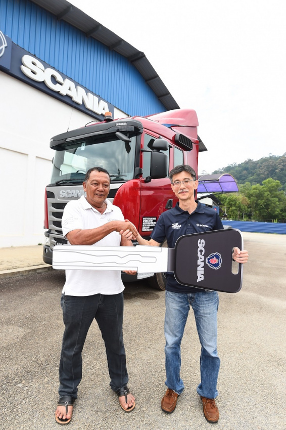autos, cars, commercial vehicles, malaysia, scania, scania malaysia, scania southeast asia, truck, scania malaysia hands over trucks and buses to customers in pahang