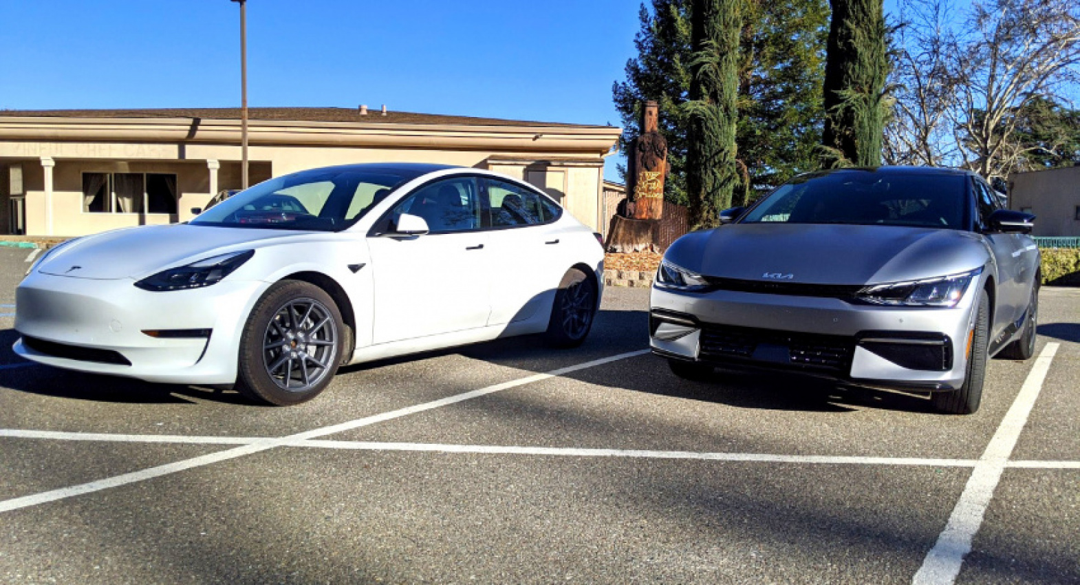 autos, cars, kia, news, tesla, android, comparison, electric vehicles, feature, galleries, kia ev6, tesla model 3, tesla model y, android, check out the new kia ev6 next to a tesla model 3 and see how they compare