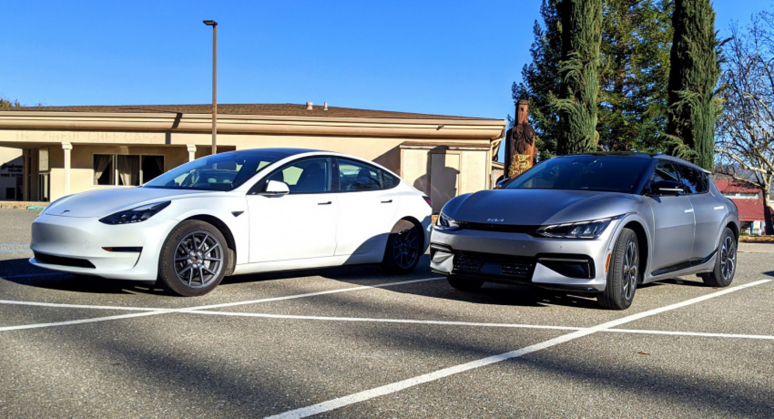 autos, cars, kia, news, tesla, android, comparison, electric vehicles, feature, galleries, kia ev6, tesla model 3, tesla model y, android, check out the new kia ev6 next to a tesla model 3 and see how they compare