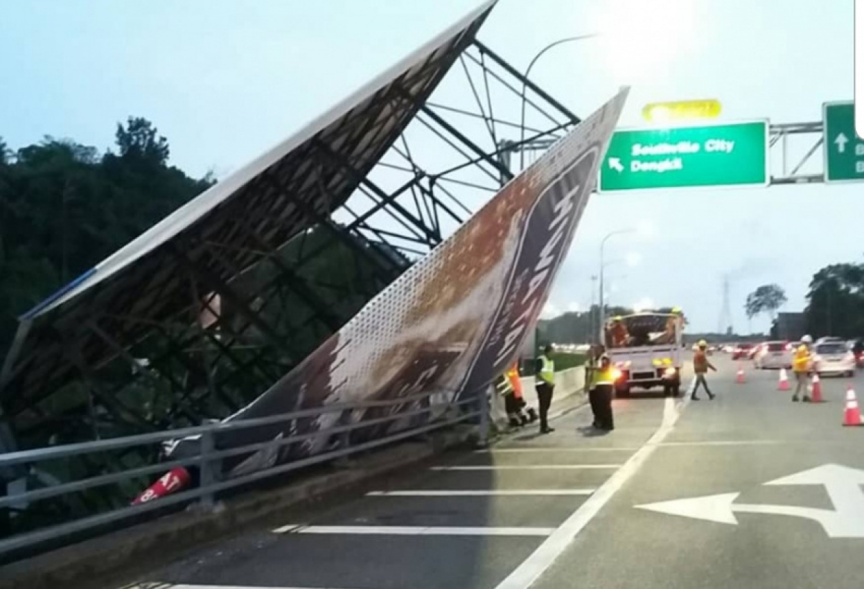 autos, cars, featured, automotive, highway, malaysia, plus, traffic, traffic management, quick action by plus keeps traffic smooth after billboard collapse
