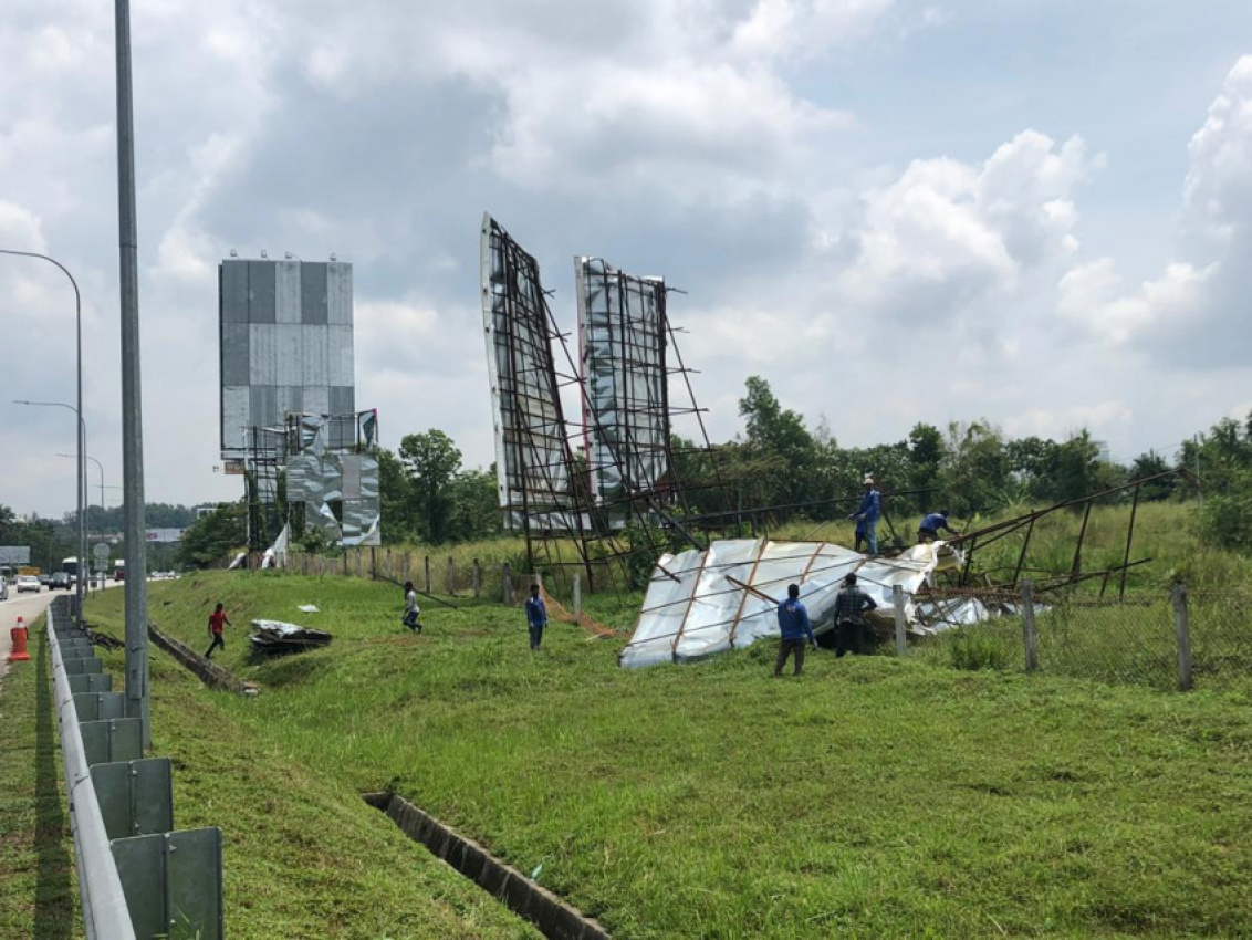 autos, cars, featured, automotive, highway, malaysia, plus, traffic, traffic management, quick action by plus keeps traffic smooth after billboard collapse