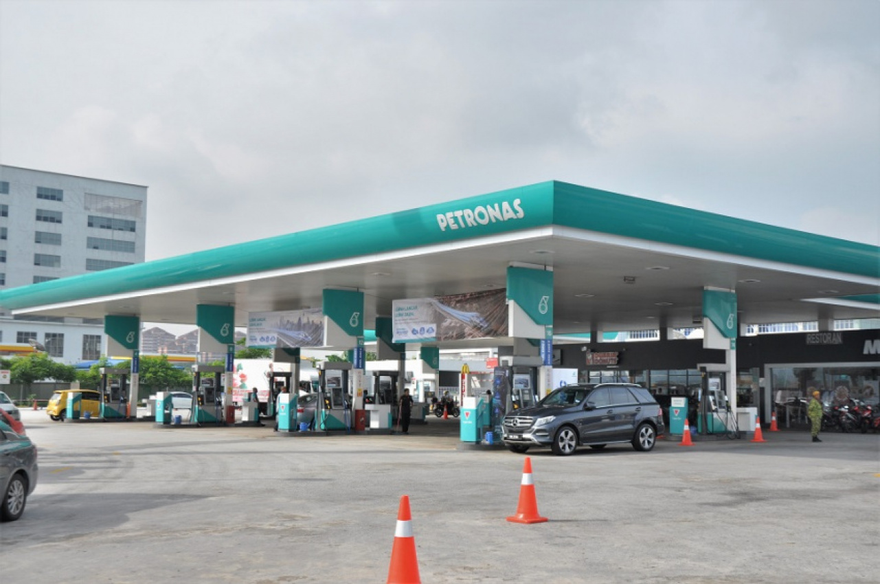 autos, cars, featured, euro 4m, fuel, malaysia, petrol, petronas, ron 95, euro 4m ron 95 petrol to be officially available on 1 january 2020, but is already available at petronas