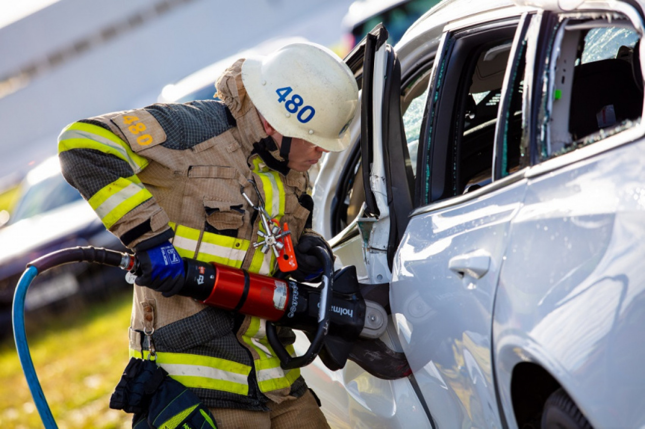 autos, car brands, cars, volvo, accidents, automotive, cars, safety, volvo cars, volvo helps rescue services by dropping cars to simulate crash scenarios