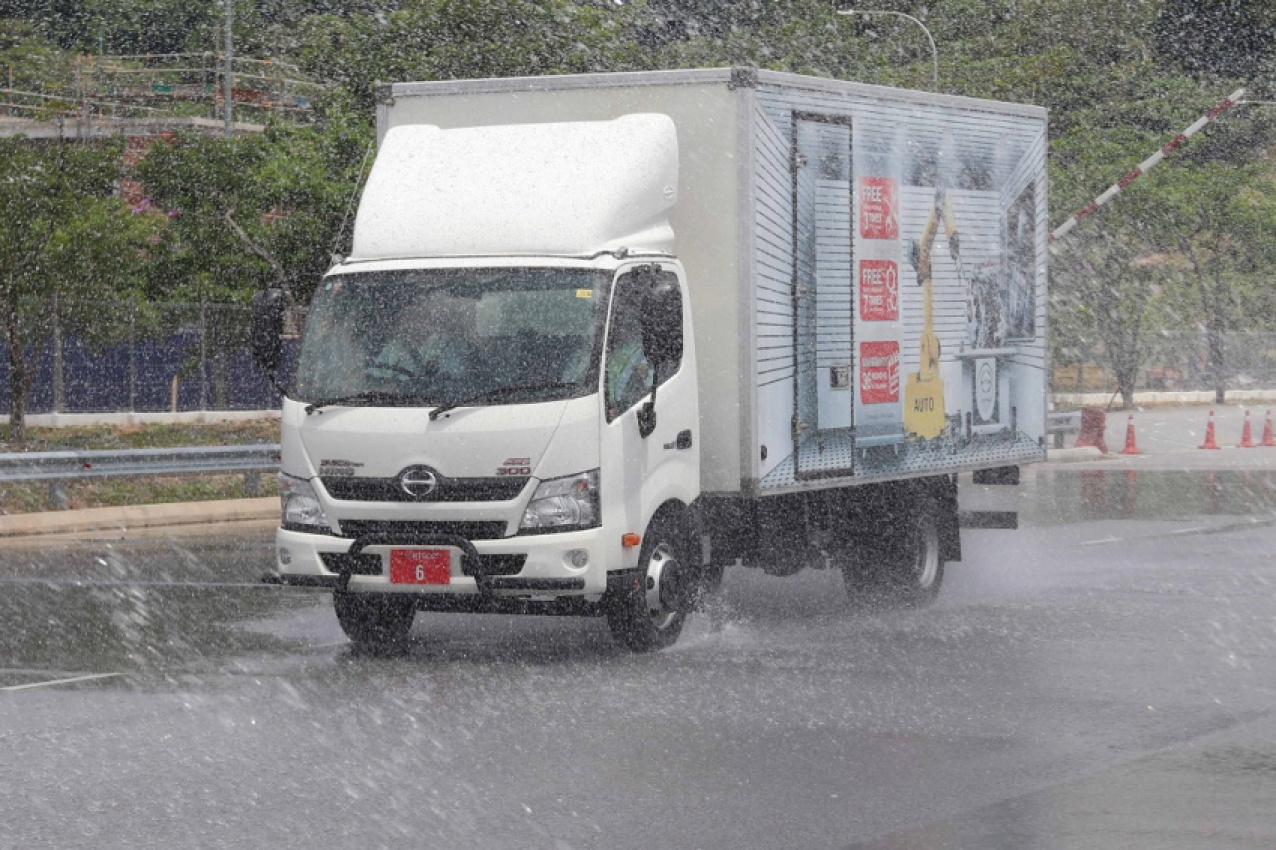 autos, cars, commercial vehicles, aftersales, commercial vehicles, hino, hino motors sales (malaysia) sdn bhd, malaysia, trucks, hino offers flood relief assistance to customers