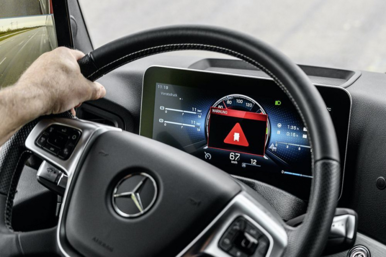 autos, cars, mercedes-benz, reviews, active brake assist 5, active safety, actros, aeb, autonomous emergency braking, insights, mercedes, radar, truck, safely stopping a behemoth with active brake assist 5 in the mercedes-benz actros